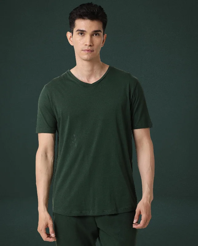 Layered Men's VestsRare Rabbit Articale Men's Cleok Mountain Green Solid V-Neck Relaxed Fit Half Sleeves T-Shirt Layered Men's VestsRare Rabbit Articale Men's Cleok Mountain Green Solid V-Neck Relaxed Fit Half Sleeves T-Shirt